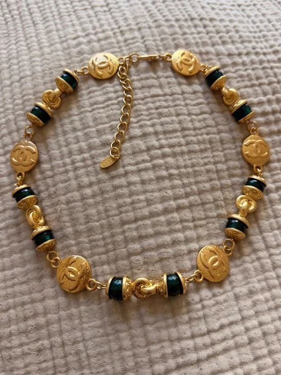 💚Vintage Chanel CC Medallion Necklace Green Gripoix Beads & Gold Tone Chain✨ - Picture 1 of 11